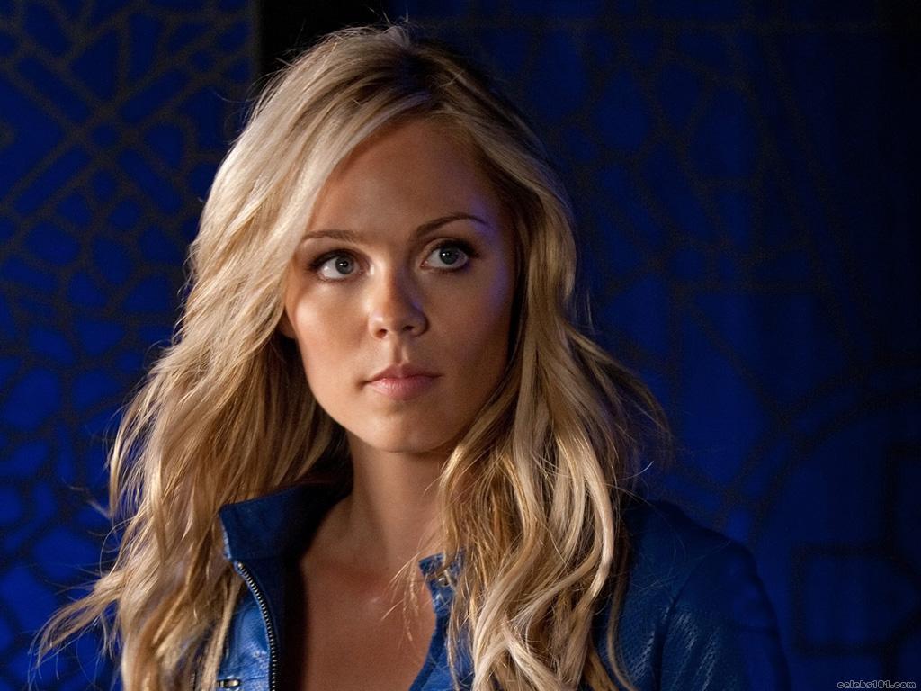 Weekend Woman 29 Laura Vandervoort A Man Dog And Gun.